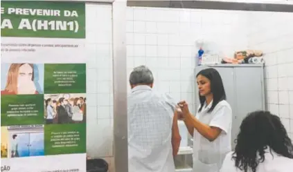  ??  ?? Municípios que ainda tiverem doses da vacina contra gripe vão oferecer imunização para os dois novos grupos