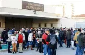  ??  ?? Près de  personnes dès l’aube rassemblés pour bloquer, hier matin l’entrée de la porte Castigneau.