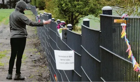  ?? Foto: Carsten Rehder, dpa ?? Gegner des Zauns haben Girlanden, bunte Häkelblume­n und Sprüche (auf Deutsch oder Dänisch) an dem Schutzwall angebracht.