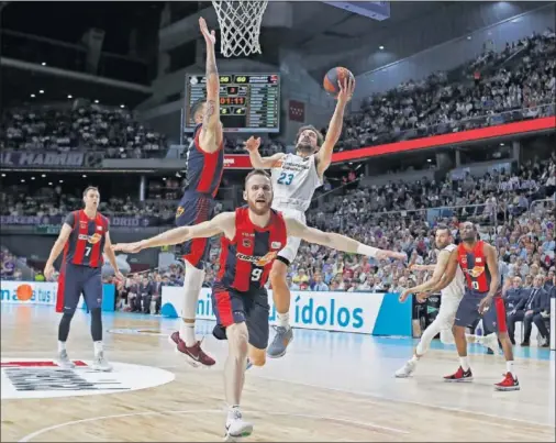  ??  ?? ARREONES. Sergio Llull firmó buenas acciones, pero le faltó continuida­d, como al Madrid frente a un Baskonia quizá con más ritmo.