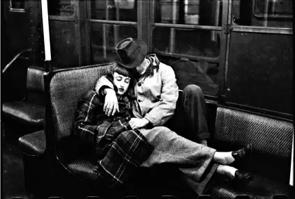  ??  ?? ► Young lovers on the Subway in New York City, 1946.