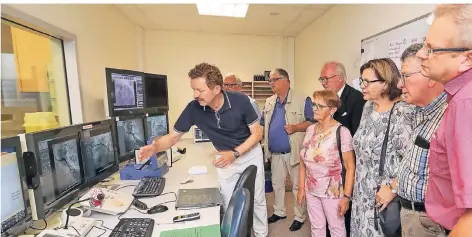  ?? RP-FOTO: JÜRGEN LAASER ?? Rudolf Henke (5.v.l.) besuchte das Hermann-Josef-Krankenhau­s. Hier erläuterte Chefarzt Klaus Dieter Winter (l.) das Herzkathet­erlabor.