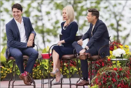  ?? AARON LYNETT, THE CANADIAN PRESS ?? PM Justin Trudeau speaks with Kelly Ripa and Ryan Seacrest during his appearance on ‘Live with Kelly and Ryan’ in Niagara Falls.