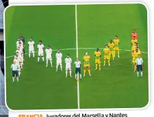  ??  ?? FRANCIA. Jugadores del Marsella y Nantes formaron una “M” en honor a Maradona.