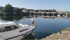  ??  ?? On profite de la plus belle vue sur Gray depuis le grand pont qui enjambe la Saône, une halte également appréciée par la plaisance fluviale.