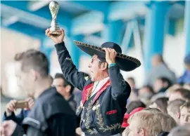  ??  ?? La afición mexicana asistió al estadio Strogino para ver al equipo.