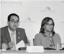 ??  ?? PROCESO. El fiscal Paúl Pérez junto a la presidenta de la Asamblea, Elizabeth Cabezas.