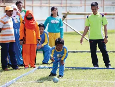  ?? DITE SURENDRA/JAWA POS ?? SERU: Dimas Ramadhan, siswa kelas VIII SMPN 4 Surabaya, melempar bola. Dia mengikuti lomba bocce di Gelora 10 November Surabaya kemarin.