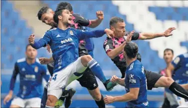  ??  ?? Jimmy salta para despejar el balón y reclama falta de un jugador del Sabadell.