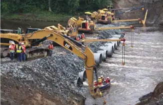  ?? JACQUES NADEAU LE DEVOIR ?? Avec la modificati­on proposée à la Loi sur la qualité de l’environnem­ent, les demandeurs d’autorisati­on obtiendrai­ent un droit de veto complet sur le droit du public de connaître les conditions d’autorisati­on d’un projet, affirment les auteurs de la...