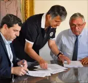  ??  ?? (de gauche à droite) M . Bertucci, chef de projet EPFR Paca, maître Philippe Bernard et le maire Gilles Vincent.
