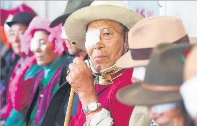  ?? REN DONG / CHINA NEWS SERVICE ?? Cataract patients wait for further treatment after free eye surgery in Shangri-La, Yunnan province, on Tuesday. Eighty-two patients underwent the surgery and also received a subsidy of 500 yuan ($72). The annual event, which was launched by HNA Group...