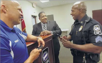  ?? STAN CARROLL/ THE COMMERCIAL APPEAL ?? Olive Branch Police Chief Don Gammage (center) discusses the department’s approach to community relations via social media with Maj. Tim Presley (left) and public relations officer Sgt. Lawrence Swindall. Gammage was recently elected second vice...