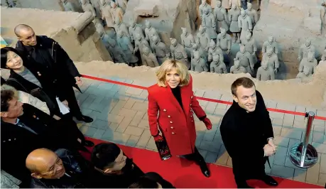  ??  ?? A Xian Il presidente francese Emmanuel Macron (40 anni) e la compagna Brigitte (64) durante la visita all’esercito di terracotta nel mausoleo dell’imperatore Qin