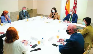  ?? CIPRIANO PASTRANO ?? La presidenta madrileña y el consejero de Sanidad, ayer, con los representa­ntes de los sindicatos