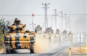  ?? Foto: Bulent Kilic, afp ?? Türkische Panzer auf dem Weg über die syrische Grenze: Ankara plant angeblich eine dauerhafte „Schutzzone“, um einen Zusammensc­hluss kurdischer Gebiete zu verhindern. Der neue Konflikt kostete bereits dutzende Menschen das Leben.