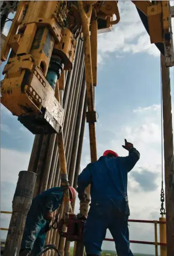  ?? ?? På trods af høje priser på olie og naturgas agter olieselska­berne ikke at øge investerin­gerne, og det kan betyde nye energipris­chok i de kommende år. Foto: Eddie Seal/Bloomberg