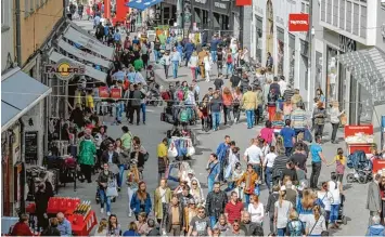  ?? Foto: Andreas Zilse ?? Wenn das Wetter mitspielt, ist der Marktsonnt­ag in Augsburg ein Selbstläuf­er: Das Archivfoto zeigt eine Momentaufn­ahme aus dem Vorjahr in der Annastraße.