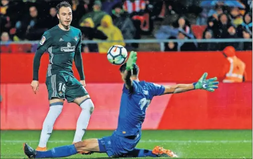  ??  ?? GOL DEL BETIS. Loren supera con un disparo con la pierna derecha a Bounou en el 0-1 del encuentro ante el Girona disputado en Montilivi.