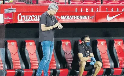  ?? FOTO: EFE ?? Quique Setién mira el reloj en una señal evidente de ansiedad
El tiempo pasaba sin goles y el Barça se tuvo que conformar con el 0-0