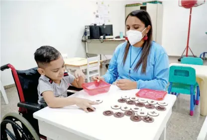  ?? ?? REHABILITA­CIÓN.
El pequeño David Linares durante su terapia; una paciente recibe terapia ocupaciona­l; el niño Héctor Cruz en sesión de masaje.