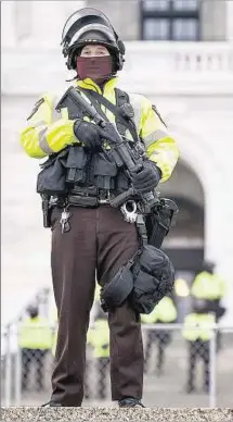  ??  ?? SEGURIDAD. Un policía en el Capitolio del estado de Minnesota.