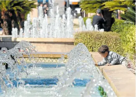  ?? Foto: Europa Press ?? Un niño se refresca jugando con el agua de una fuente.