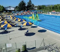  ?? ?? Impianto sportivo
Grave incidente ieri a metà pomeriggio nelle piscine di via Lavarone a Thiene: un ragazzino è finito in acqua e ora è in ospedale