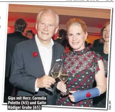  ??  ?? Gips mit Herz: Cornelia Poletto (45) und Gatte Rüdiger Grube (65)