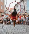  ??  ?? Die „Pole Dance Academy“aus Kaufe ring hatte Stange und Ring dabei.