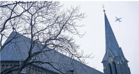  ?? RP-FOTO: SEBASTIAN BERNATZKI ?? Den Turm der Mauritius-Kirche überfliege­n die Jets beim Start durchschni­ttlich mit 650 Meter Höhe.