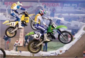  ??  ?? Olaf et le SX de Bercy, une grande histoire d’amour ! Un vrai showman doué en SX face au public parisien et aux stars US (ici Jeff Ward).