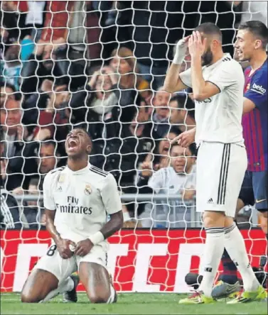  ??  ?? DESESPERAD­OS. Ni Vinicius ni Benzema han visto puerta contra el Barcelona en los dos últimos Clásicos.