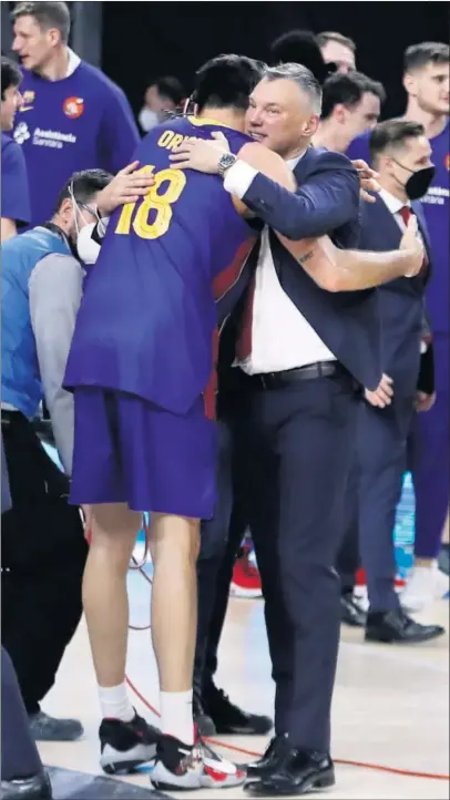  ??  ?? Jasikevici­us abraza a Oriola tras derrotar al Real Madrid y conquistar la Copa en el WiZink Center.