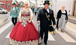  ?? FOTO: UWE MISERIUS ?? Besuch aus Monheim: Die Schützenka­iserin Alexandra Libitowski und ihr Prinzgemah­l Michael zogen beim Festzug mit.