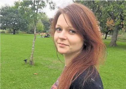  ??  ?? Otros tiempos. Yulia Skripal, la hija del espía, también fue envenenada pero se recupera en el hospital.