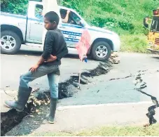  ??  ?? DAÑOS. El tráfico es lento hacia las fronteras de Guatemala y El Salvador.