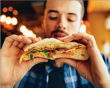  ??  ?? CAUSAS. Al dormir menos el cuerpo y la mente carecen de energía, y por eso la persona siente la necesidad de consumir alimentos ricos en ella.