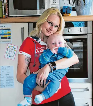  ?? Foto: Christine Hornischer ?? Sabrina Grießhaber Ruzicka und ihr fünfmonati­ger Sohn Nico fühlen sich in der heimischen Küche, wo all ihre Back Kunstwerke entstehen, wohl.