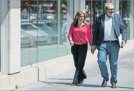  ?? JULIO MUÑOZ / EFE ?? Susana Díaz dirigiéndo­se, junto a Máximo Díaz Cano, a un acto con empresario­s en Sevilla