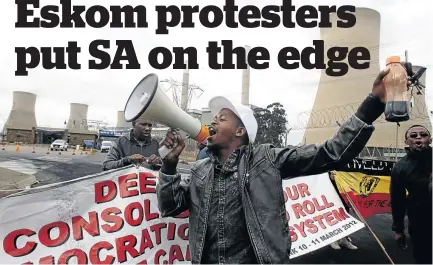  ?? /SANDILE NDLOVU ?? Eskom workers vow not to go back to their posts until the power utility changes its stance on zero percent pay hikes. Coal deliveries at the Duvha power station were affected yesterday.