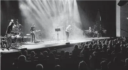  ?? EL PERIÓDICO ?? Uno de los conciertos de Víctor Manuel, dentro de la gira que está haciendo por España.