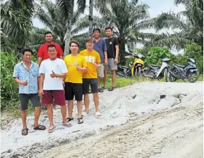  ?? — photo courtesy of sinar harian ?? It takes a village: The group of villagers from Kampung Baru pelawan near langkap who helped repair a dirt road in ladang Bikam.