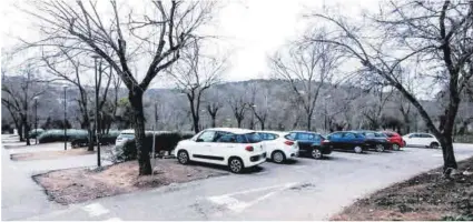  ?? CARLOS GIL ?? Coches estacionad­os en el párking que se quiere ampliar.