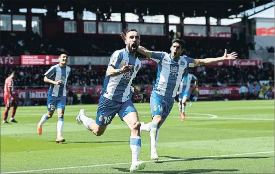  ?? ALEX CAPARROS / GETTY ?? Sergi Darder celebrant efusivamen­t amb Javi López el primer gol del partit d’ahir a Montilivi