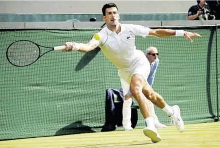  ?? EFE ?? Djokovic sigue con paso firme en Wimbledon, donde tiene los objetivos muy claros: el título para igualar a Federer y Nadal en Grand Slam //