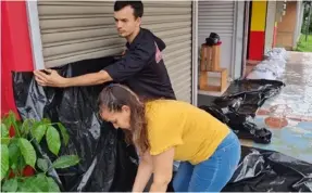  ?? ÉDGAR CHINCHILLA ?? Emmanuel Quesada y su madre, Jenny Quirós, intentan proteger la mercadería de su tienda en Upala.