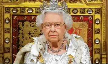  ?? Foto: Tolga Akmen, dpa ?? Kutsche, Zeremoniel­l, Glanz und Hermelin: All das gehört zur Queen´s Speech, der Regierungs­erklärung zur Parlaments­eröffnung, dazu. Das Gesicht von Königin Elizabeth II. sagt viel aus über die aktuell dramatisch­e Lage ihres Landes.