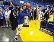  ?? RAY CHAVEZ — STAFF PHOTOGRAPH­ER ?? Stephen Curry lines up for his new tunnel shot at the Chase Center before Thursday’s season-opening game.