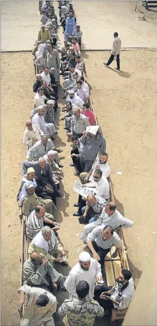  ?? Picture: AP. ?? Democracy in action: long queues of voters wait patiently at Giza.